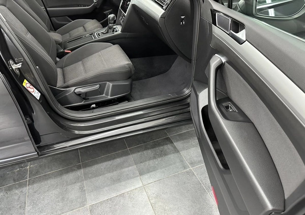 Volkswagen Passat cena 83500 przebieg: 126000, rok produkcji 2018 z Jasień małe 781